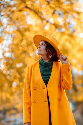 美丽的女人走在户外<strong>秋天</strong>穿黄色的外套黄色的他绿色衣服年轻的女人享受<strong>秋天</strong>天气<strong>秋天内容</strong>