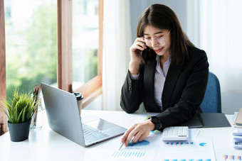 业务对应咨询肖像亚洲女人电话会说话的规划金融语句投资电脑文档分析金融系统