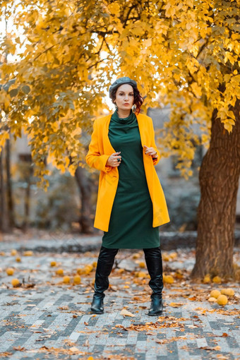 美丽的女人走在户外<strong>秋天</strong>穿黄色的外套绿色衣服年轻的女人享受<strong>秋天</strong>天气<strong>秋天内容</strong>
