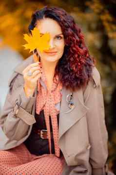 美丽的女孩走在户外秋天微笑女孩收集黄色的叶子秋天年轻的女人享受秋天天气