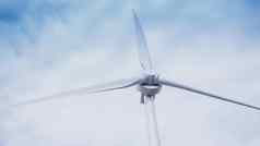 蓝色的天空白色云风涡轮风发电机电替代能源源风车电权力生产生态概念
