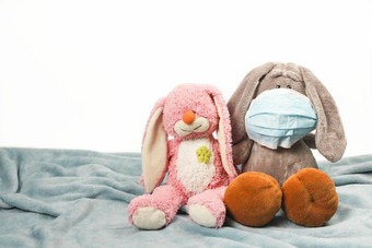 生病的伤心豪华的玩具面具流感<strong>感冒</strong>疾病病毒细菌豪华的驴粉红色的兔子玩具穿保护面具保护冠状病毒概念