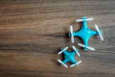 视图小无人机木背景小蓝色的无人机白色螺旋桨