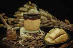玻璃冰热带芒果奶昔混合表示咖啡服务蜂蜜木切割董事会