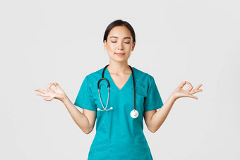 科维德医疗保健工人防止病毒概念平静病人亚洲女医生护士实习医生风云住放松冥想眼睛关闭快乐微笑白色背景