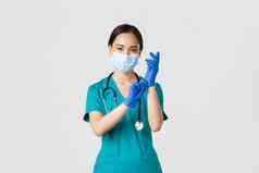 科维德冠状病毒疾病医疗保健工人概念专业自信微笑亚洲医生护士穿橡胶手套医疗面具病人检查白色背景