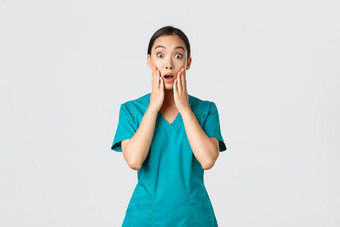 科维德医疗保健工人流感大流行概念惊讶吓了一跳亚洲护士医生实习医生风云站在相机说不出话来喘气惊讶听公告深刻的印象