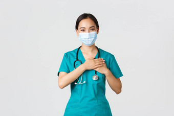 科维德冠状病毒疾病医疗保健工人概念友好的有爱心的亚洲女医生医生医疗面具手套持有手心微笑白色背景