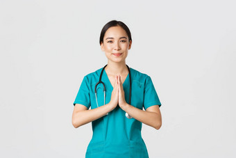 科维德医疗保健工人防止病毒概念微笑种类有爱心的漂亮的亚洲医生女医生实习医生风云显示纳马斯特祈祷手势白色背景