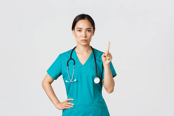 科维德医疗保健工人流感大流行概念严肃的表情专业女亚洲医生实习医生风云医生摇晃手指禁止警告手势禁止