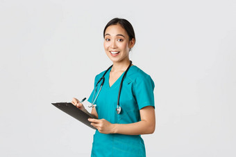 医疗保健工人防止病毒检疫运动概念微笑可爱的亚洲女护士实习生实习医生风云写作剪贴板填写论文相机很高兴白色背景