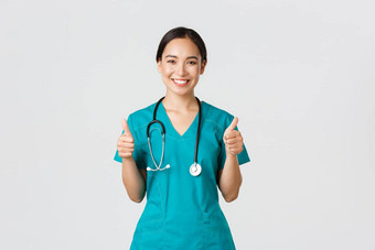 科维德医疗保健工人流感大流行概念专业自信微笑医生女医生实习医生风云显示竖起大拇指保证表达式确保好完美的优秀的