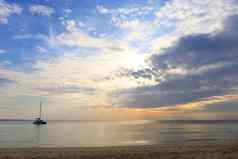 景观明亮的海云金射线太阳云轮廓船船保持海