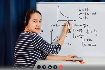 亚洲学校女人老师工作首页教在线数学学生研究首页老师writeing白板说话耳机互联网教育类科维德流感大流行