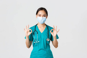 科维德冠状病毒疾病医疗保健工人概念年轻的专业女医生亚洲实习生实习医生风云医疗面具显示手势保证质量