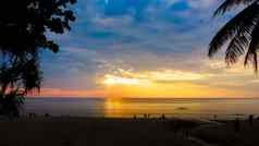 轮廓集团人日落海边海滩美丽的日落海轮廓快乐集团人放松假期夏天概念