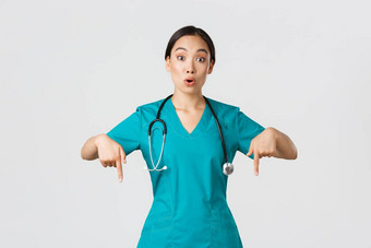 科维德医疗保健工人流感大流行概念惊讶深刻的印象亚洲女护士医生实习医生风云指出手指质疑感兴趣促销白色背景