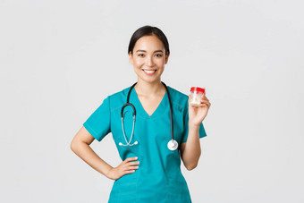 医疗保健工人防止病毒检疫运动概念微笑漂亮的亚洲女医生护士实习医生<strong>风云</strong>显示药片推荐药物治疗维生素白色<strong>背景</strong>