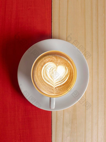 咖啡杯子木表格前视图杯咖啡木表格关闭热咖啡白色杯木表格咖啡拿铁艺术心形状白色杯木表格