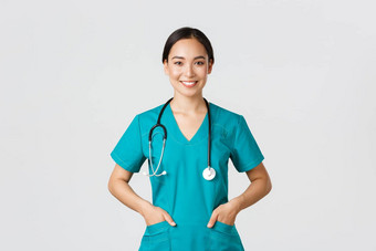 科维德医疗保健工人流感大流行概念自信微笑漂亮的亚洲女医生医生确定乐观的持有手口袋实习医生风云检查病人诊所