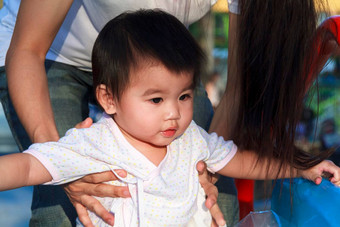 手<strong>妈妈</strong>。持有女儿操场上户外快乐婴儿女孩玩公园<strong>妈妈</strong>。手持有<strong>妈妈</strong>。女儿玩幻灯片操场上