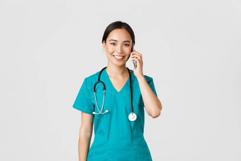 科维德医疗保健工人防止病毒概念微笑快乐亚洲女医生年轻的实习生实习医生风云会说话的电话相机充满希望的白色背景