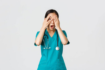 科维德医疗保健工人防止病毒概念害怕震惊了亚洲女护士医生实习医生风云见证令人尴尬的可怕的封面眼睛偷看手指