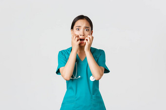 科维德医疗保健工人防止病毒概念害怕不安全的亚洲女医生护士实习医生风云开始恐慌恐惧咬指甲吓坏了白色背景