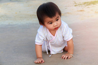 小婴儿女孩<strong>爬</strong>玩路死亡海滩可爱的婴儿<strong>爬</strong>玩户外公园女孩快乐<strong>爬</strong>玩公园