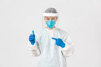 科维德冠状病毒疾病医疗保健工人概念肖像自信亚洲女研究员科技实验室员工个人保护设备持有疫苗试管