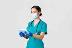 科维德冠状病毒疾病医疗保健工人概念微笑友好的女护士医生实习医生风云橡胶手套提供病人医疗面具白色背景