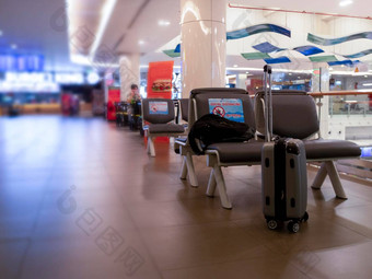 背包旅行袋椅子国际机场公共椅子机场标志社会距离保护冠状病毒疾病科维德感染正常的旅行泡沫社会距离概念