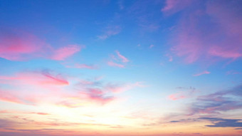 美丽的早....清晰的天空背景色彩斑斓的黄色的蓝色的天空早....色彩斑斓的清晰的蓝色的天空背景软白色云日出日落