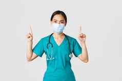 科维德冠状病毒疾病医疗保健工人概念年轻的专业亚洲女医生护士医疗面具实习医生风云指出手指显示广告