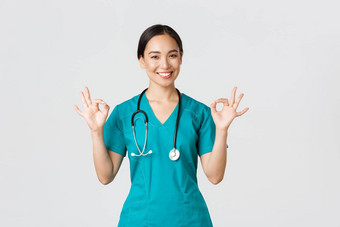 科维德医疗保健工人流感大流行概念专业自信亚洲女医生实习生实习医生风云保证病人好显示手势满意微笑很高兴