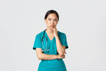 科维德医疗保健工人流感大流行概念生气困扰亚洲女医生护士转变恼怒的累了眼睛卷无聊呼气站白色背景实习医生风云
