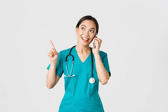 科维德医疗保健工人防止病毒概念肖像年轻的漂亮的亚洲女医生护士实习医生风云使在线订单会说话的电话指出上左角落里微笑