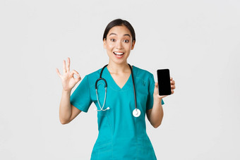 科维德医疗保健工人在线医学概念深刻的印象很高兴亚洲女医生在线咨询方法冠状病毒显示智能手机应用程序手势