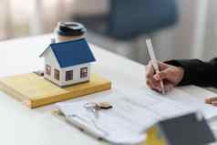 女人标志协议合同贷款买房子真正的房地产概念