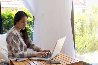 亚洲女人工作移动PC业务女人忙工作移动PC电脑首页亚洲女人自由在线工作移动PC业务生活方式概念