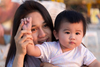 快乐家庭<strong>妈妈</strong>。女儿玩海滩快乐女孩放松坐海滩<strong>妈妈</strong>。微笑<strong>妈妈</strong>。玩女儿