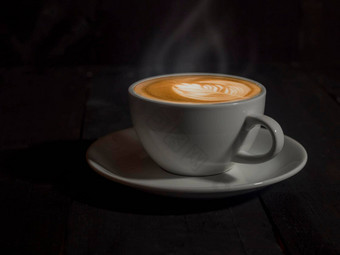 咖啡杯子木表格杯咖啡木表格关闭热咖啡白色杯木表格