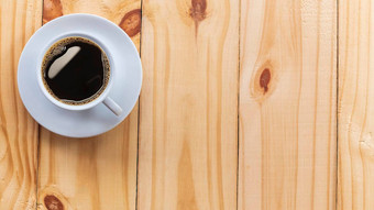 咖啡杯子木表格前视图杯咖啡木表格关闭热咖啡白色杯木表格