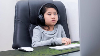 亚洲女孩研究在线笔记本电脑孩子穿耳机打字键盘笔记本<strong>学习</strong>互联网教训检疫<strong>学生学习</strong>互联网在线类学校新冠病毒