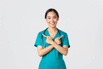 科维德医疗保健工人流感大流行概念微笑美丽的亚洲护士实习生医生实习医生<strong>风云</strong>指出横盘整理相机显示变体选择白色<strong>背景</strong>