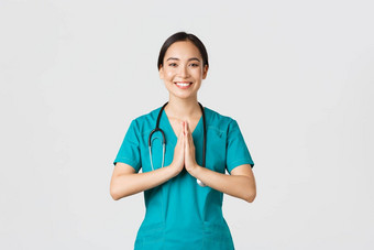 科维德医疗保健工人防止病毒概念微笑美丽的亚洲女护士医生实习医生风云微笑持有手胸部纳马斯特问候手势