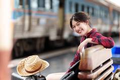 漂亮的年轻的旅行者女人规划旅行火车站夏天旅行生活方式概念