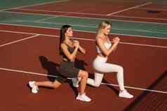 女孩弓步培训伸展运动腿体育运动练习网球法院