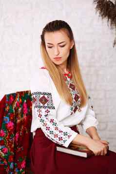 年轻的美丽的金发碧眼的女人穿少数民族风格绣花衬衫现代导数传统的乌克兰维希万卡
