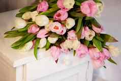 粉红色的白色郁金香花模式光柔和的白色背景